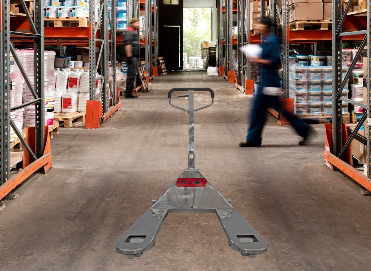 Patines Hidráulicos Mclane: Potencia y Precisión en Cada Carga 3 diferentes personas que ocupan logistica almacen 23 2149128294