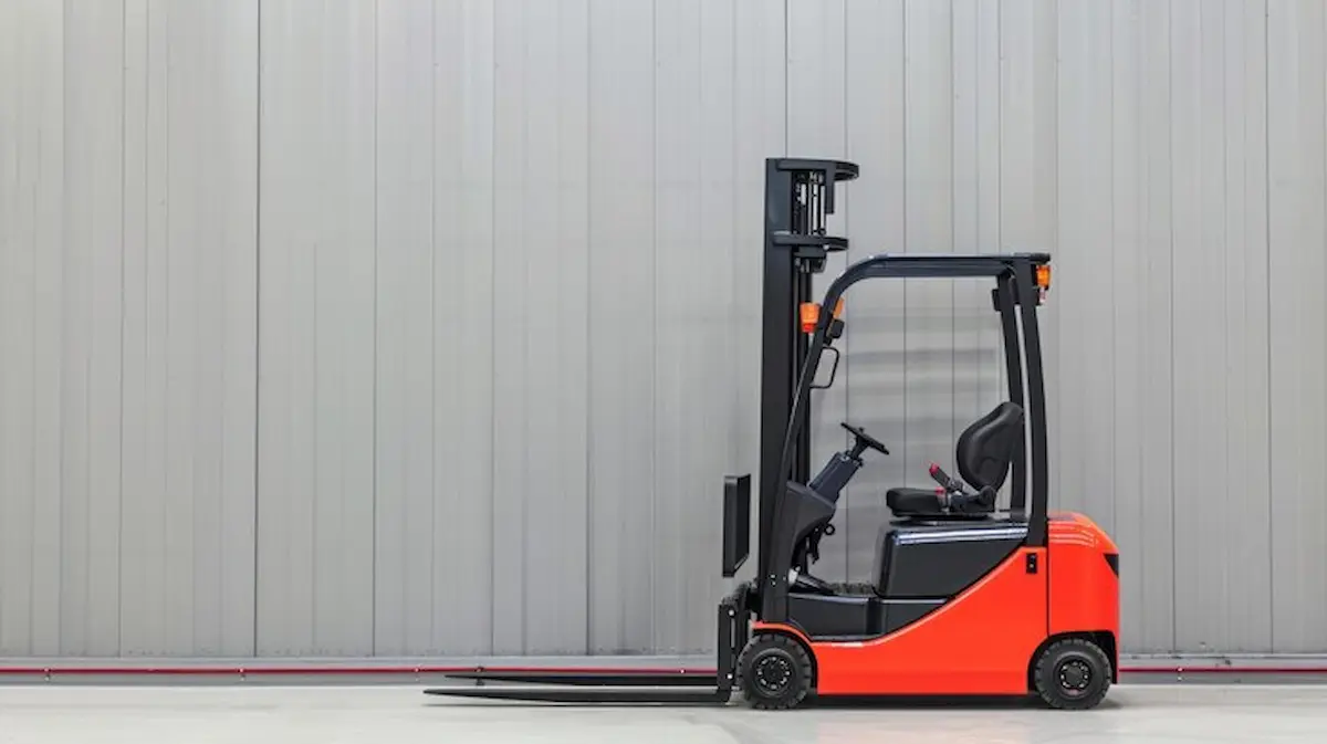 Renta de montacargas contrabalanceados: Mejora tu logística sin afectar tu bolsillo 3 operador que utiliza carretilla elevadora alcance colocar mercancias estanterias superiores 1009597 1425