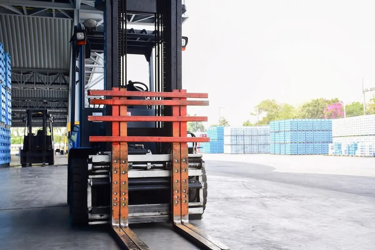 Renta de montacargas tipo triciclo: Optimizar tu trabajo en espacios limitados 3 carretillas elevadoras aparcadas almacen 281691 698