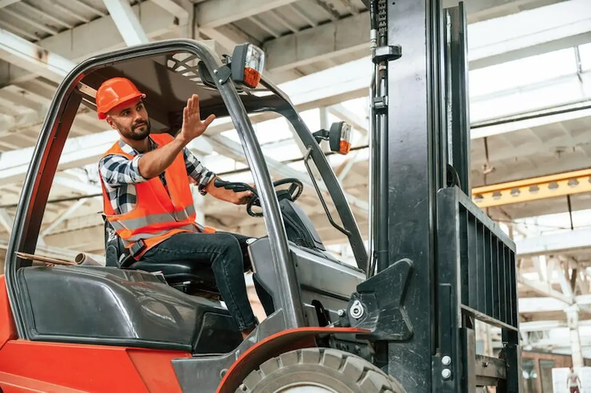 ¿Cómo se maneja un montacargas? Domina su uso y mejora la productividad de tu almacén 3 ¿Cómo se maneja un montacargas?
