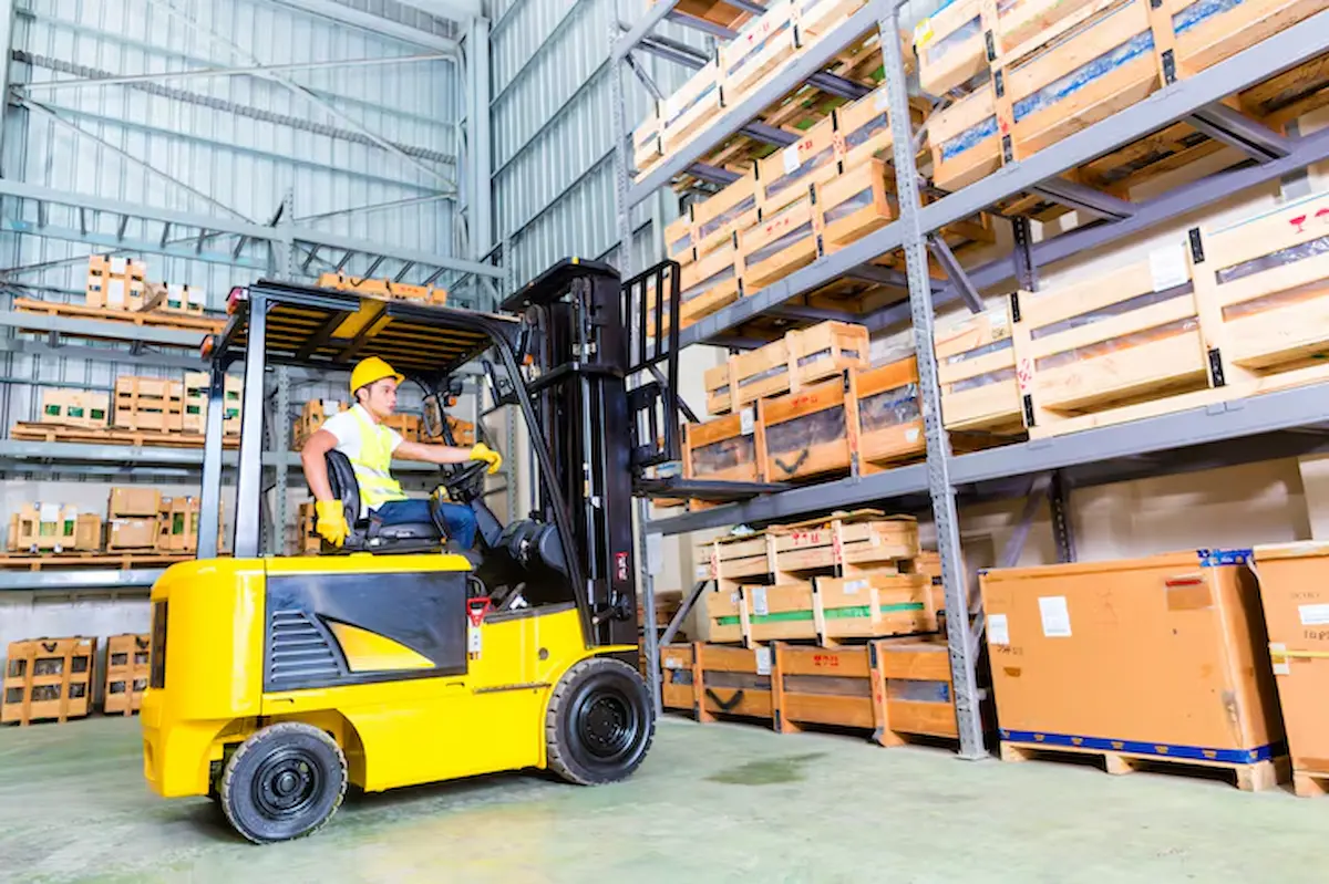 ¿Rentar o Comprar un Montacargas?