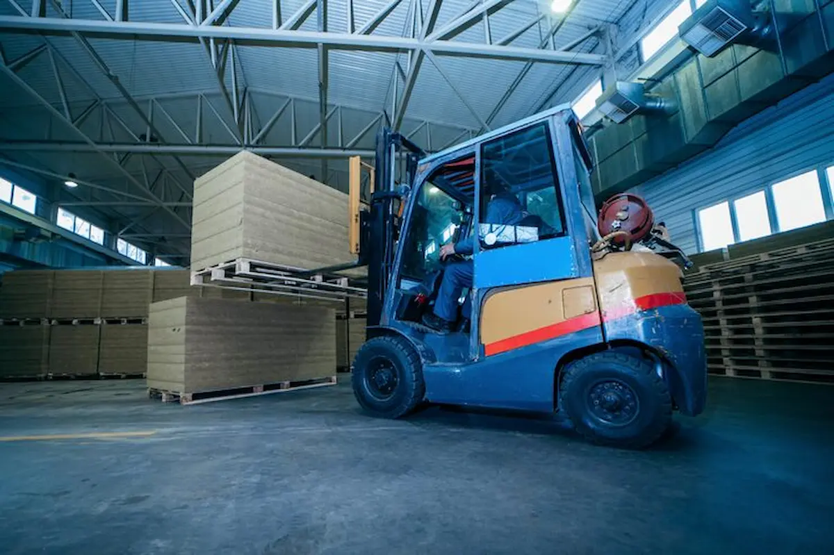 5 Señales Claras de que Tu Empresa Ya Necesita Rentar un Montacargas para Optimizar sus Operaciones 4 conductor trabajador cargador carretilla elevadora almacen paneles sandwich 281858 385