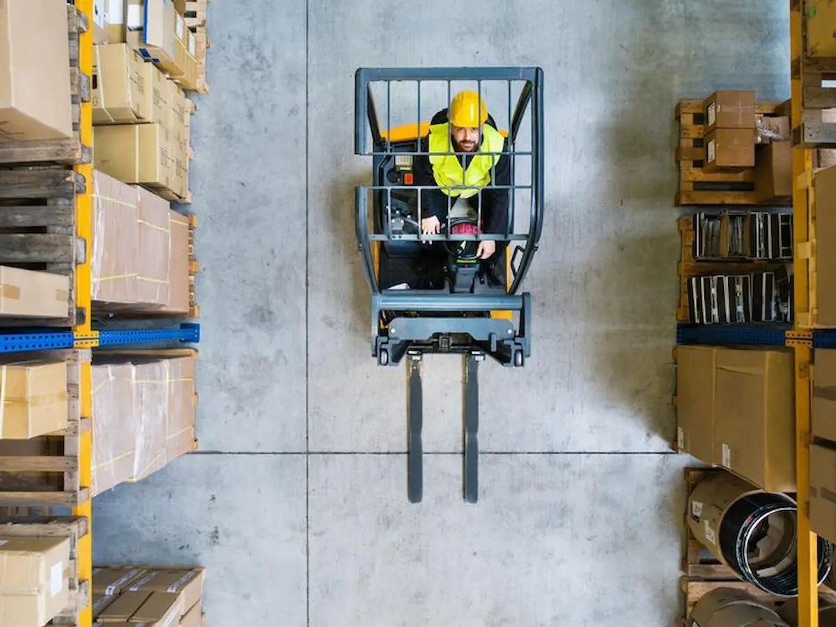 5 Señales Claras de que Tu Empresa Ya Necesita Rentar un Montacargas para Optimizar sus Operaciones 14 trabajador almacen carretilla elevadora 1221914 8646