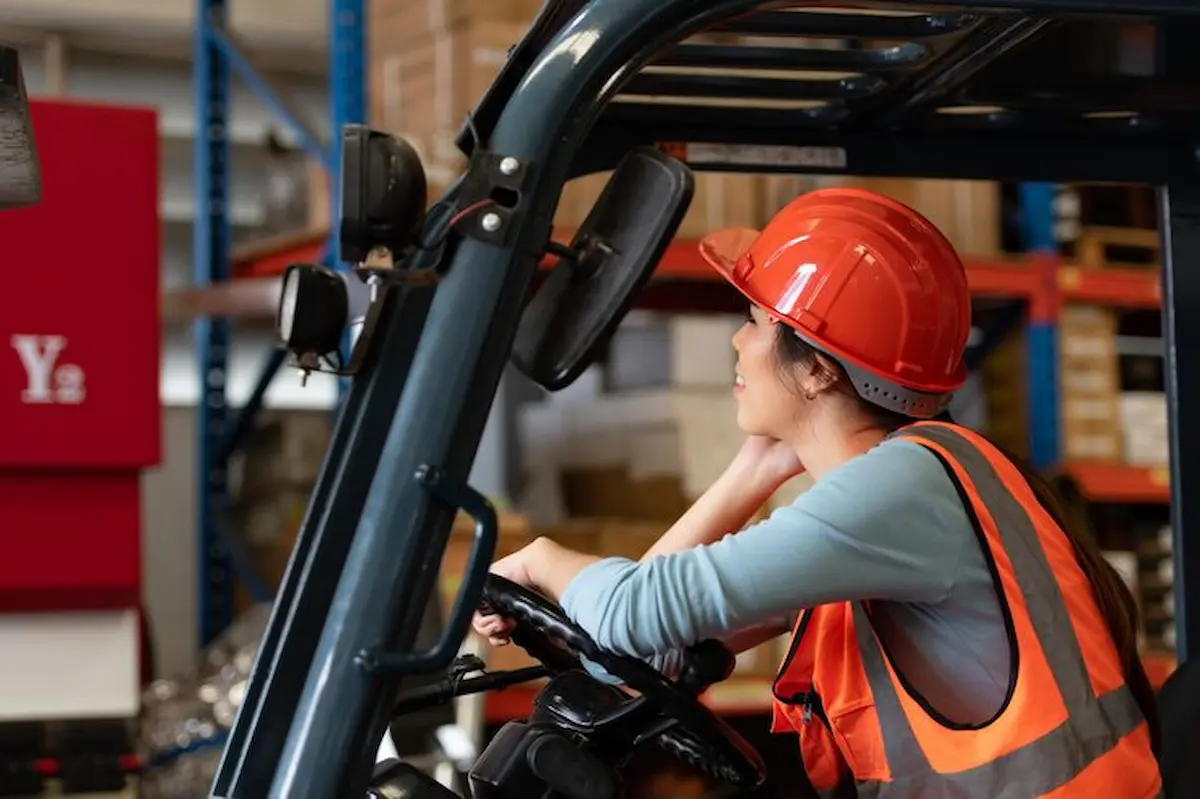 retrato mujer asiatica carretilla elevadora utilizada levantar objetos pesados almacen 159755 5703