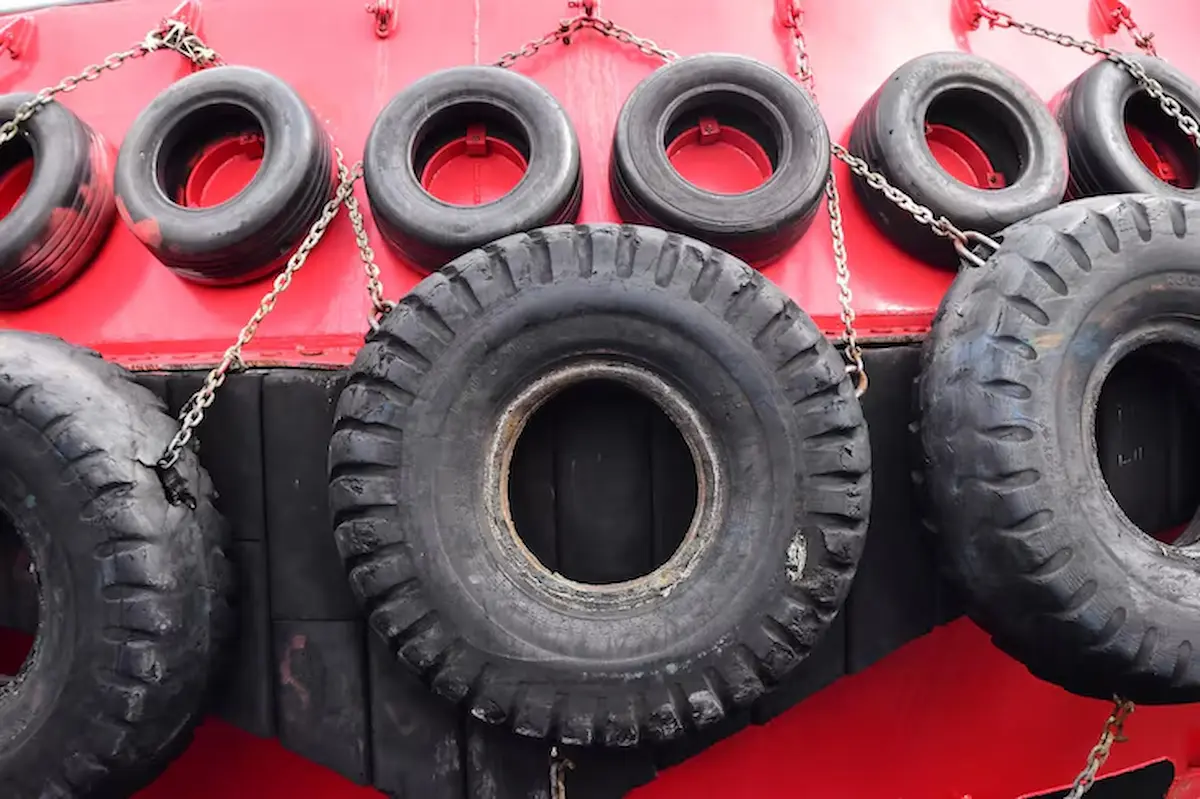 Llantas reencauchadas en Montacargas de Toluca: ¿ahorro o sentencia? El peligro oculto en parques industriales 3 llantas reencauchadas en Montacargas