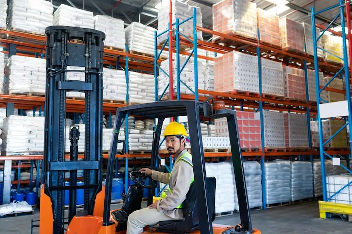 trabajador almacen carretillas elevadoras que organiza inventario estantes altos copiar espacio manera eficiente 13339 381123