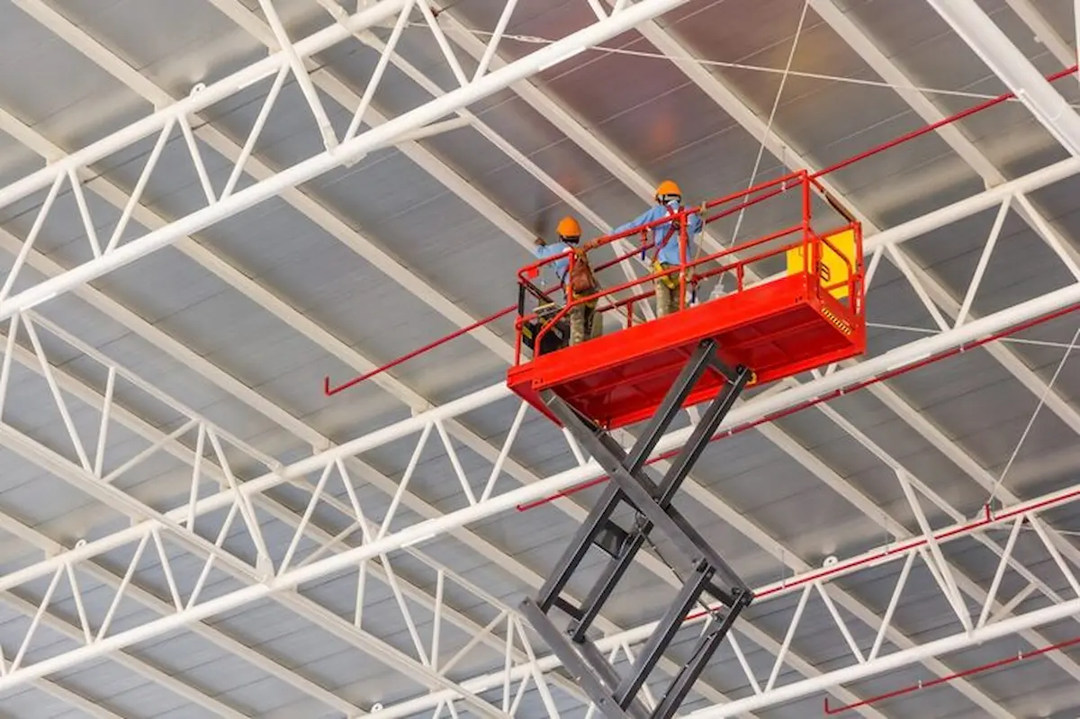 Beneficios de rentar plataformas articuladas: Por qué cada vez más empresas eligen rentar sobre comprar 13 plataforma elevadora tijera sistema hidraulico elevada techo fabrica 29285 1516